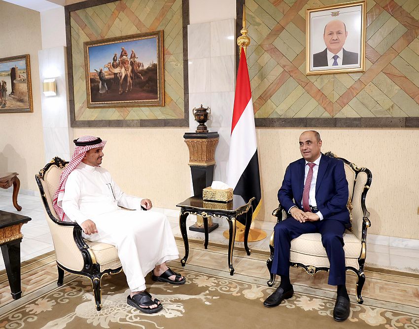 بن بريك في حوار مع الشرق الأوسط: تحسن سعر صرف العملة الوطنية لم يكن مصادفة بل جاء نتيجة تكامل السياسات المالية والنقدية 