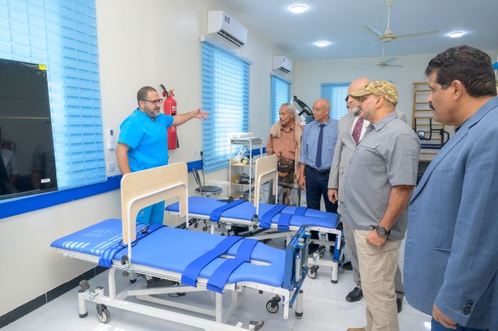 نائب رئيس المجلس الرئاسي اليمني طارق صالح يتفقد مركز 2 ديسمبر للعلاج الطبيعي والتأهيل في الساحل الغربي