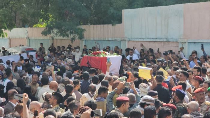 في موكب جنائزي مهيب .. تشييع جثمان الشهيدة افتهان المشهري إلى مثواها الأخير في تعز