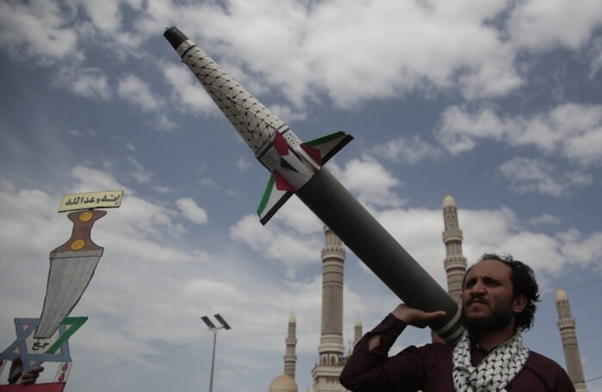 الحوثيون  يوجهون تحذيرا شديدا للمستثمرين الأجانب في إسرائيل ويكشفون عن ماتحمله الرؤوس الصاروخية عند اعتراضها 