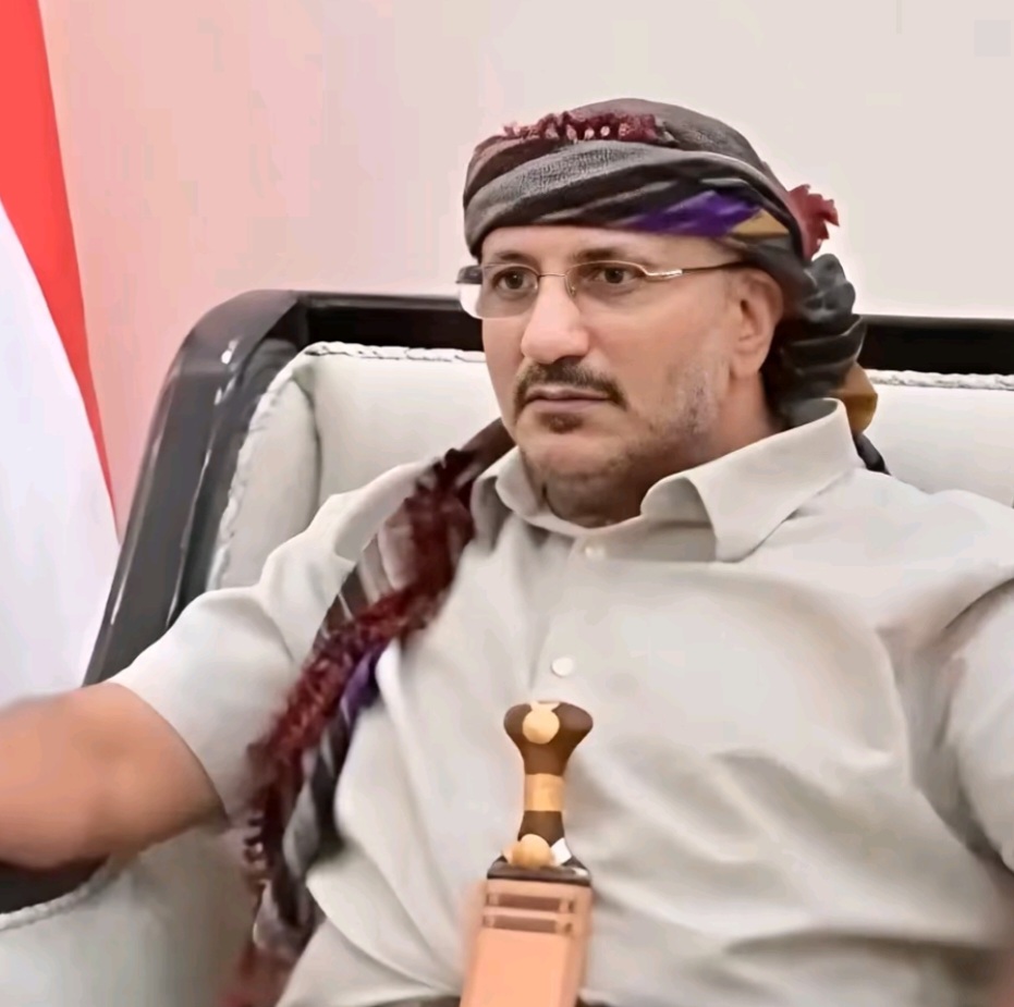 شاهد من هو القائد اليمني الذي سمته منصات التواصل الاجتماعي بالاسطورة المدنية والعسكرية بعد صموده التاريخي (الاسم والصورة)