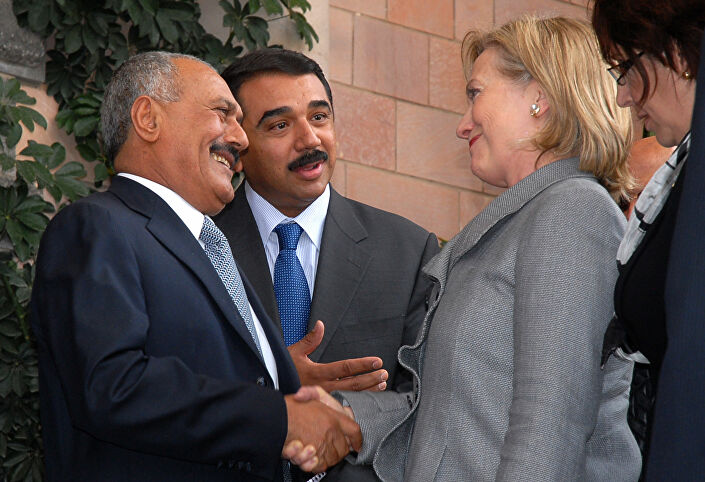 الرئيس اليمني السابق علي عبد الله صالح ووزيرة الخارجية الأمريكية السابقة هيلاري كلينتون في صنعاء، عام 2011