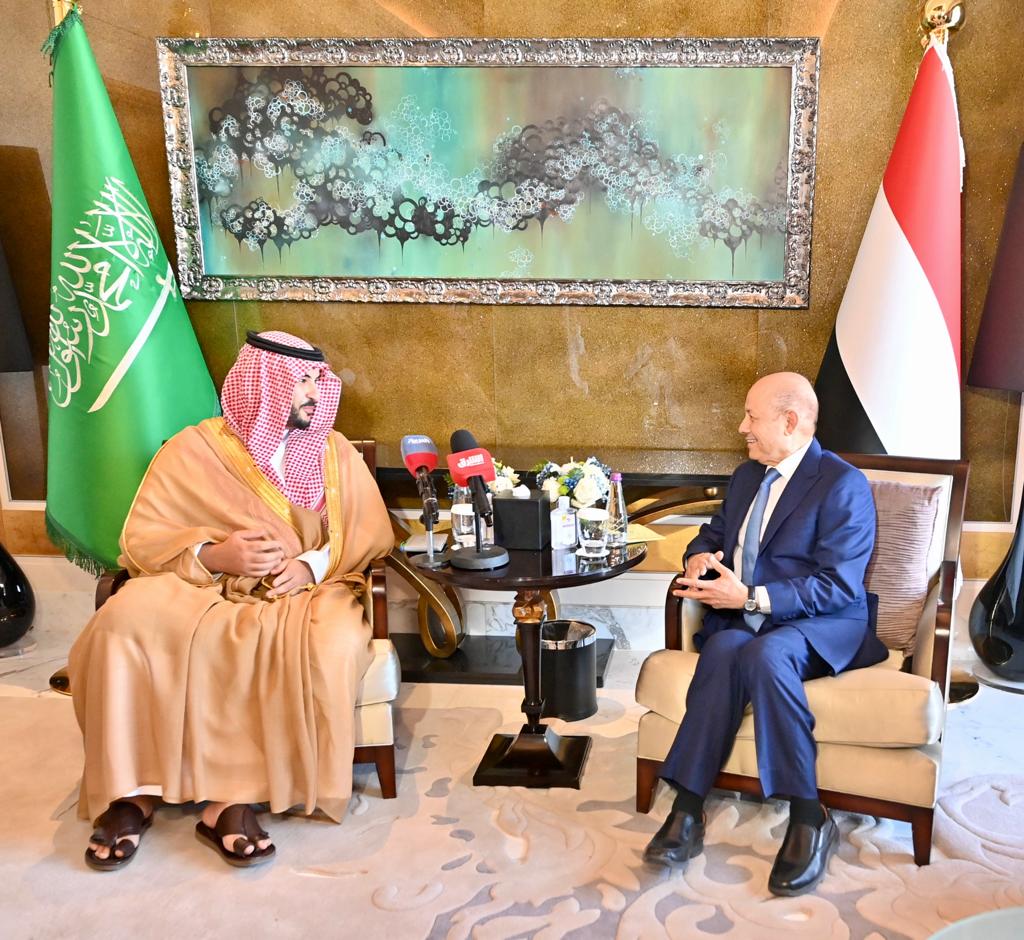 الرئيس العليمي يبحث مع خالد بن سلمان سبل تسريع الدعم الخليجي لليمن