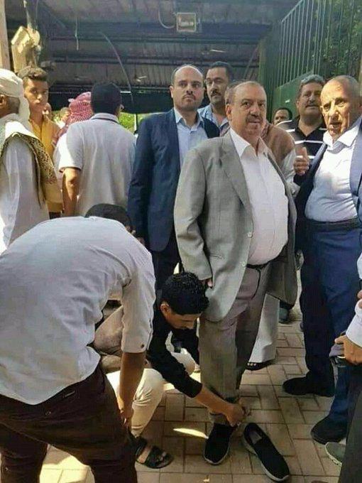 شاهد اثنين من مرافقي البركاني يلبسونه حذائه (صورة )