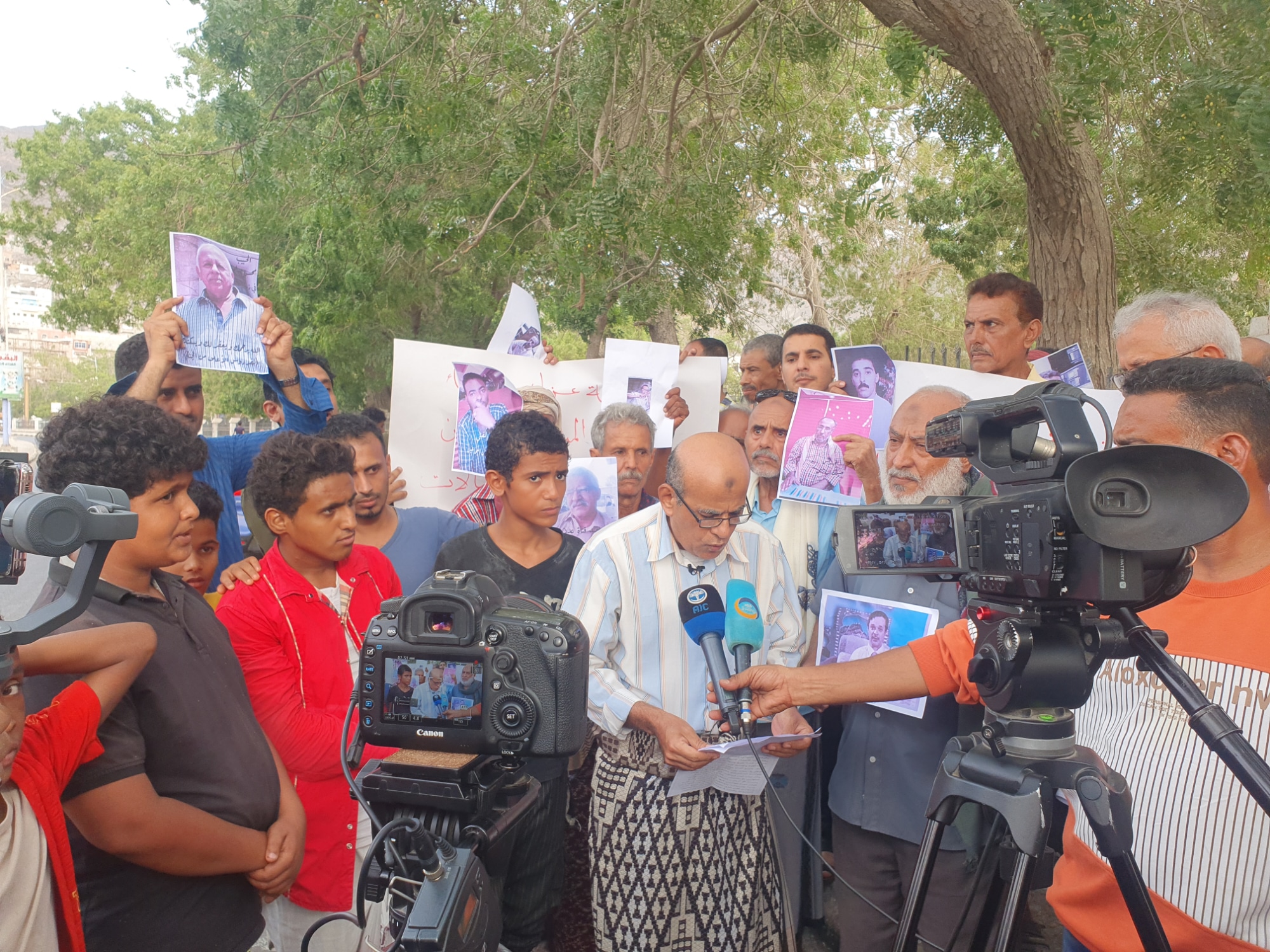 خلال الوقفة الإحتجاجية .. موظفوا قناة عدن وإذاعتها يناشدوا رئيس مجلس القيادة الرئاسي إعادة بث قناة عدن من عدن