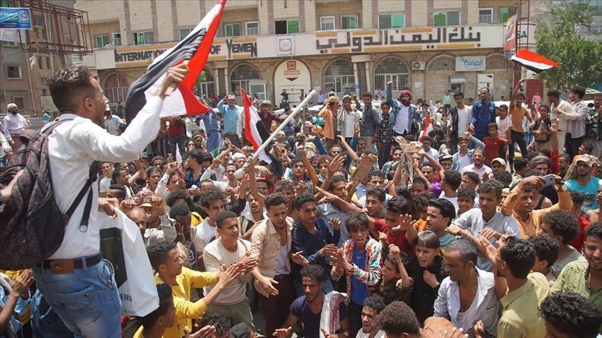موجة احتجاجات وإضرابات في عدة محافظات تنديدا بارتفاع الأسعار وتدهور الوضع المعيشي الناجم عن الهبوط الحاد للعملة المحلية