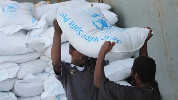 وكالة: ‏أغذية فاسدة في ميناء الحديدة يسعى الغذاء العالمي والحوثيون لتوزيعها على اليمنيين