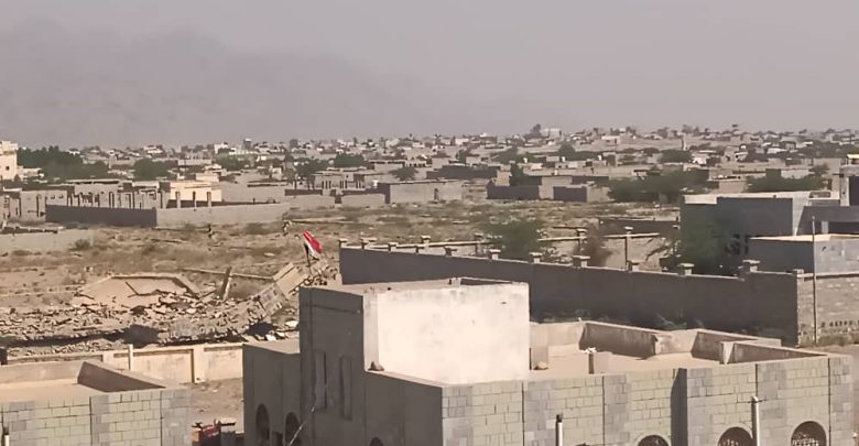 مليشيات الحوثي تشن قصفاً مدفعياً عنيفاً على الأحياء السكنية في مدينة حيس جنوب الحديدة