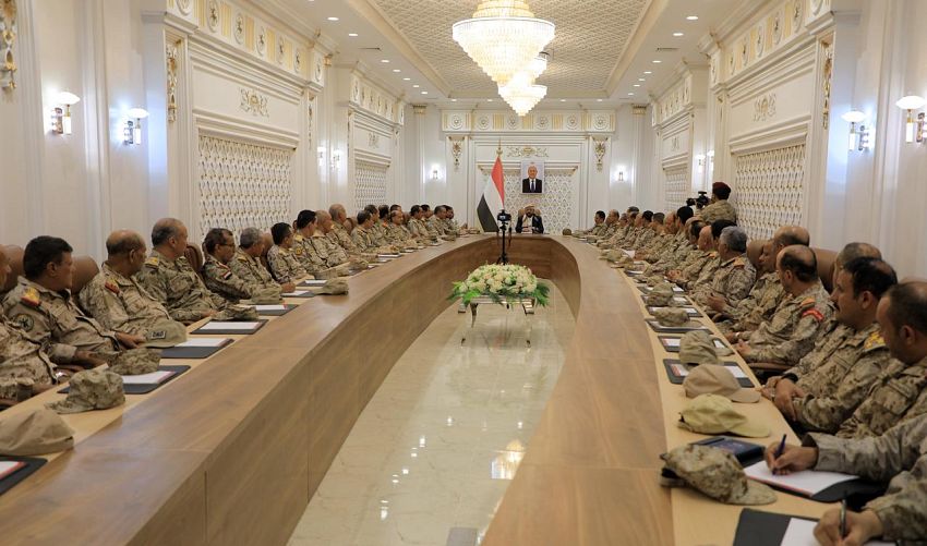 في اجتماعه بالقيادات العسكرية .. اللواء سلطان العراده يعلن جهوزية مأرب عسكريا لاي قوة غازية ويؤكد بان مارب عصيه على المعتدين 