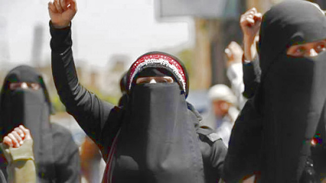فرانس برس: يمنيات يعانين من سياسة المتمردين الحوثيين المتشددة تجاه النساء (تقرير)