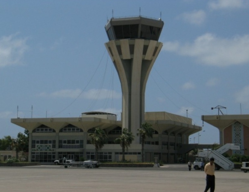 صحفي يمني يكشف عن مصدر حكومي يمني سبب اغلاق المجال الجوي اليمني والدولة التي قامت بذلك 