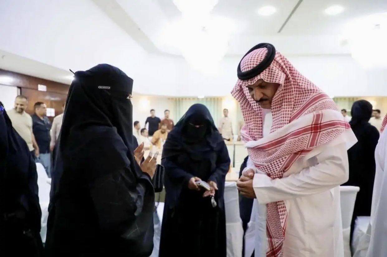 شاهد صورة رئيس الوفد السعودي في اليمن التي تصدرت منصات التواصل الاجتماعي وهذا الموقف العظيم الذي جسدته هذه الصورة (صورة)