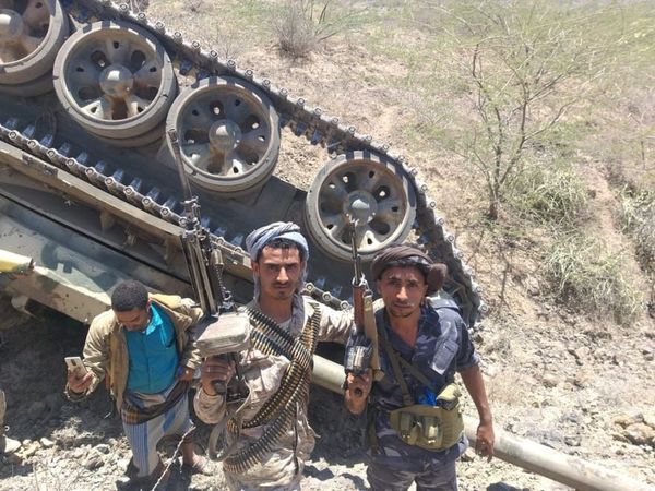 شاهد بالصور.. دبابات ومدرعات الحوثي أصبحت بأيدي قوات الجيش اليمني وسط تحقيق تقدمات متسارعة في جبهات غرب تعز