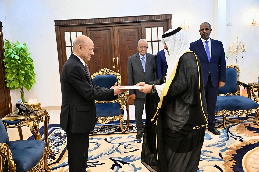 الرئيس العليمي رئيس مجلس القيادة الرئاسي اليمني يتسلم في عدن اوراق اعتماد سفير مملكة البحرين
