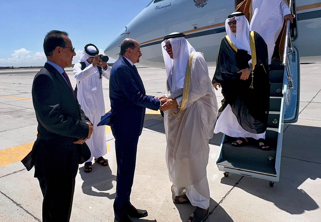 في زيارة رسمية للجمهورية اليمنية.. وصول وزير خارجية البحرين إلى عدن 