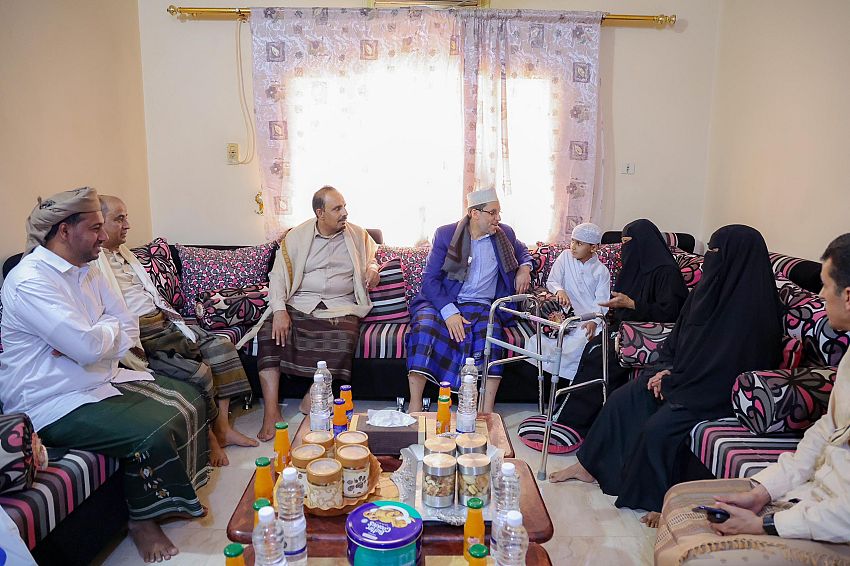 رئيس الوزراء اليمني الدكتور أحمد عوض بن مبارك يزور التربوية ومعلمة الأجيال عائشة العيدروس وينوه بدورها الرائد في دعم تعليم الفتيات
