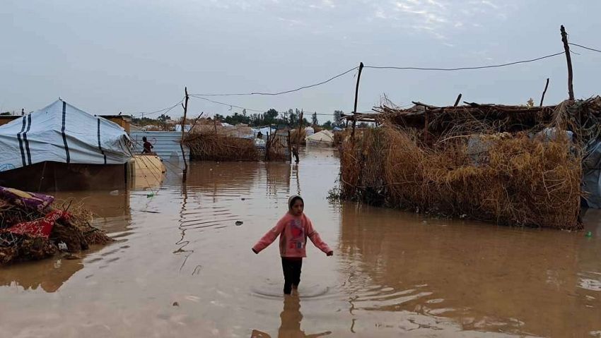 جراء الامطار الغزيرة.. لجان الطوارئ بمأرب تباشر عملها في الانقاذ واصلاح الاضرار في الخدمات العامة