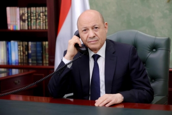 الرئيس العليمي ينفرد باتصالين هاتفيين مع محافظي حضرموت والمهرة ومصدر في رئاسة الجمهورية يكشف ماجرى من مستجدات