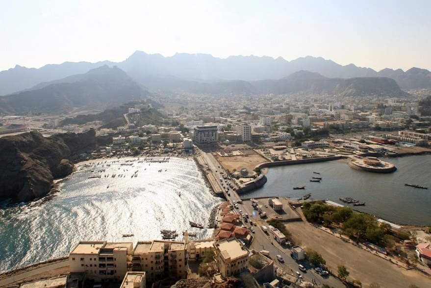 رويترز: موجة من الغضب الشعبي في عدن بعد زيادة عدد ساعات انقطاع الكهرباء