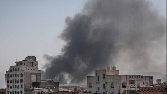 اليمن : 5 جرحى في غارتين أمريكية بريطانية على مبنى الإذاعة بمحافظة ريما اليمنية