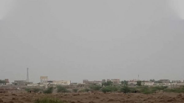 قصف حوثي يستهدف قرى آهلة بالسكان ومزارع مواطنين بالحديدة