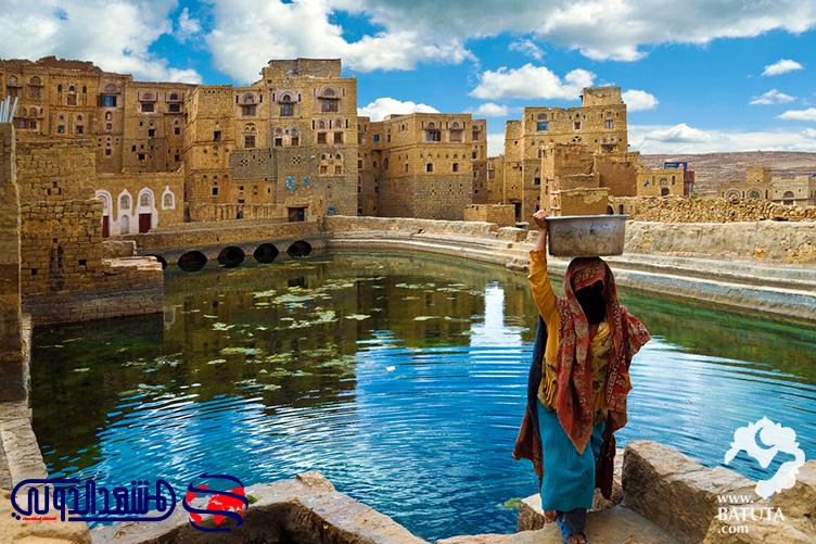 امرأة يمنية تستخدم مصدر المياه القائم وسط مدينة ثلاء التاريخية التي ترجع إلى فترة حمير
