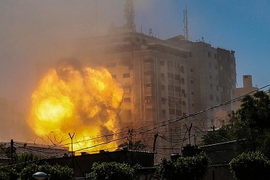 شاهد بالفيديو.. إسرائيل تدمّر مبنى مقرّي قناة الجزيرة ووكالة اسوشييتد برس الأميركية