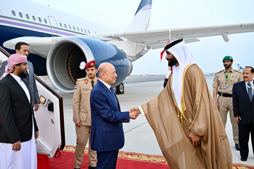 الرئيس العليمي رئيس مجلس القيادة الرئاسي اليمني يصل البحرين للمشاركة في القمة العربية