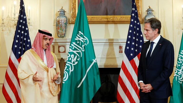 بعد حرب مدمرة للأرض والوطن .. وزير الخارجية الأمريكي يبحث مع نظيره السعودي إنهاء الصراع في اليمن