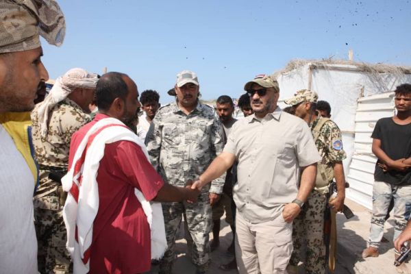 عضو مجلس القيادة الرئاسي العميد طارق صالح يزور منكوبي مخيم "الجشة" في الحديدة ويعقد اجتماعًا بالسلطة المحلية (فيديو)  