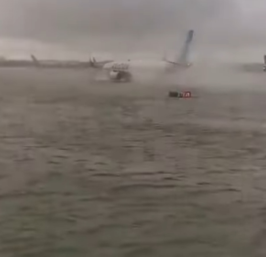 شاهد فيديو يكشف عن ارتفاع منسوب المياه في مطار ‎دبي بدولة الإمارات بعد هطول الأمطار الغزيرة