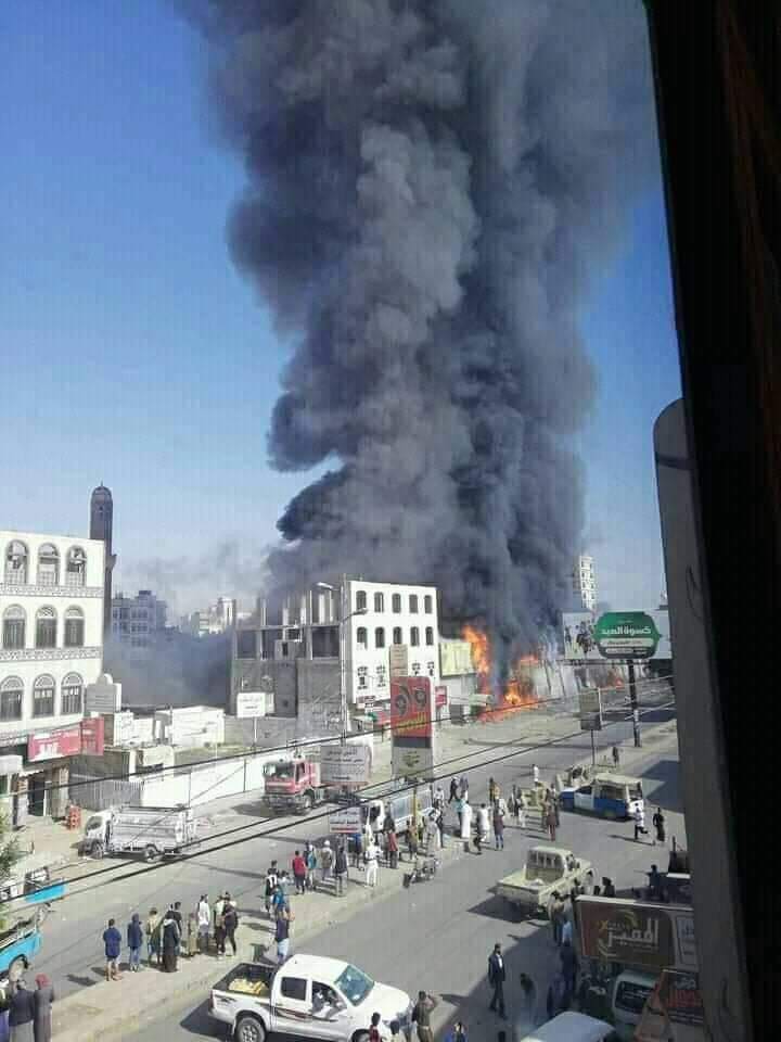 عربات الإطفاء وصلت بعد ساعتين من الاشتعال.. حريق هائل يلتهم أحد أكبر المراكز التجارية في صنعاء