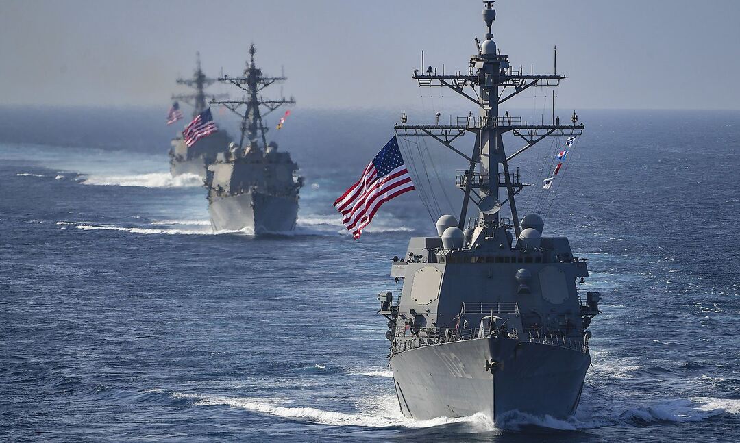 البحرية الأمريكية تعترض شحنة “ضخمة” من المواد المتفجرة في خليج عمان كانت في طريقها إلى الحوثيين 