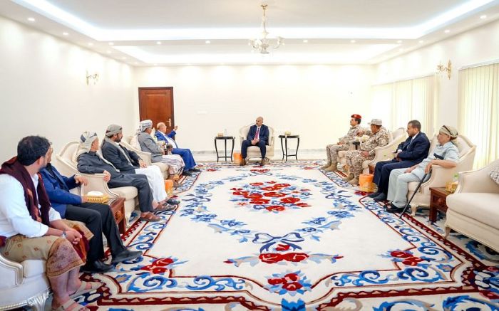 اول شخصية حكومية كبيرة تلتقي الزبيدي في قصر معاشيق وتبارك له وتهنيه بانقلابه على الدولة (الاسم والصورة)