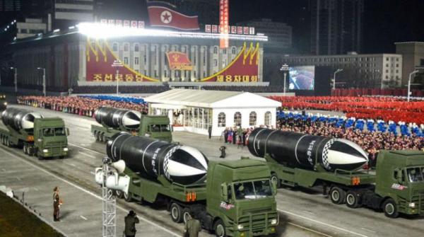 كوريا الشمالية تستقبل بايدن بعرض صواريخ باليستية