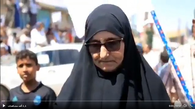 شاهد بالفيديو : موقف مؤثر.. والدة أحد المختطفين هرعت لاستقبال إبنها فلم تجده لتتفاجأ بأنه ما زال في معتقلات الحوثيين