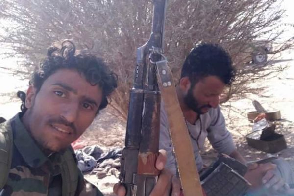 ركن استطلاع مليشيا الحوثي أسيراً بجبهة المخدرة بمأرب