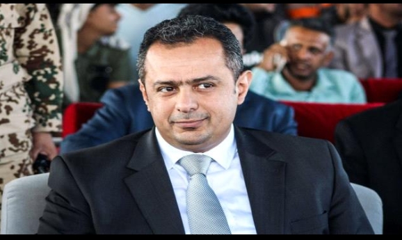 سفير يمني سابق يفتح النار على رئيس الوزراء بسبب انهيار الريال