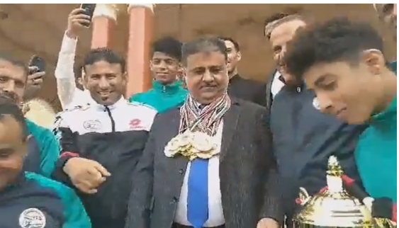 تعرف على الاسباب الحقيقية التي دفعت المنتخب اليمني  للناشئين باهداء ميدالياتهم الذهبية للشيخ احمد صالح العيسي
