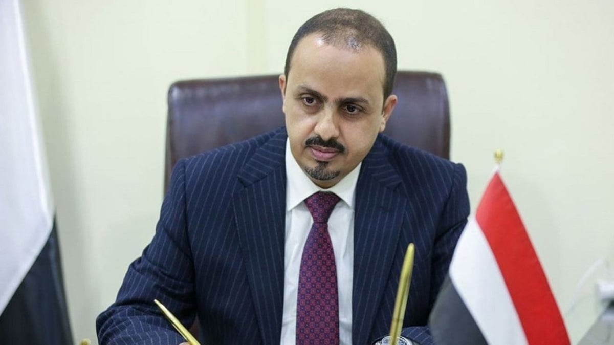 الإرياني يصدر قرار بايقاف مسئول حكومي قام بزيارة صنعاء قبل شهر (الاسم والصورة)