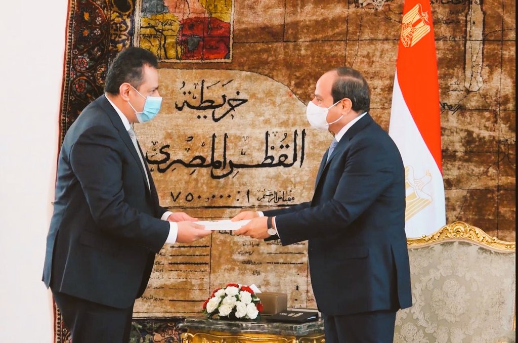 لاهماله بالاجراءات المتبعه في مصر لمكافحة كورونا .. السلطات المصرية تلزم رئيس الوزراء اليمني معين عبدالملك بلبس الكمامه شاهد بالصور 