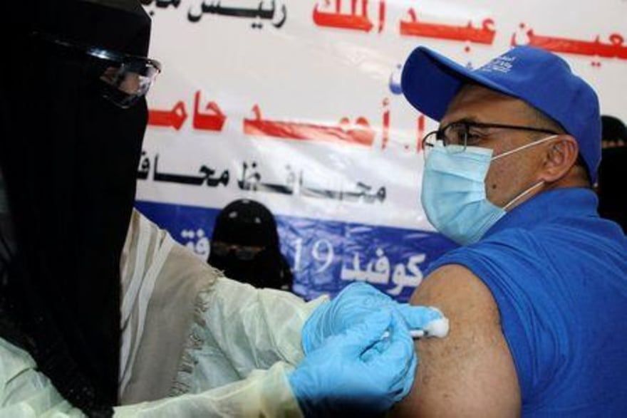 اليمن يبدأ حملة التطعيم ضد كورونا في عدن وإرسال عشرة آلاف جرعة إلى صنعاء من خلال منظمة الصحة العالمية