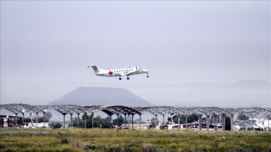 وكالة: توقف الرحلات الأممية بمطار صنعاء إثر تعرضه لقصف جوي