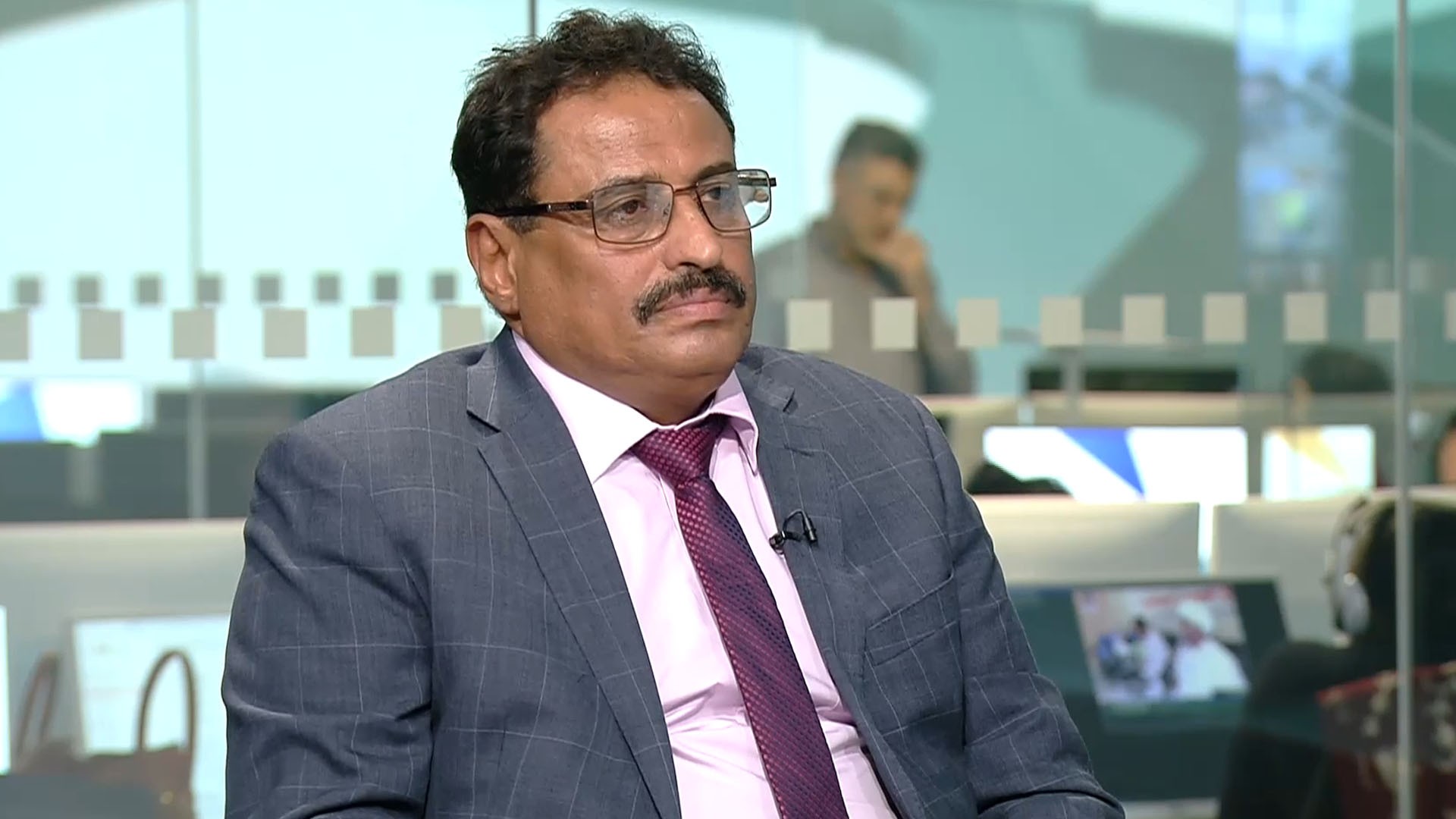 الجبواني يرد على صحفي يمني ويوضح من هم الذين يفكرون بالسلطه شاهد ماقاله 