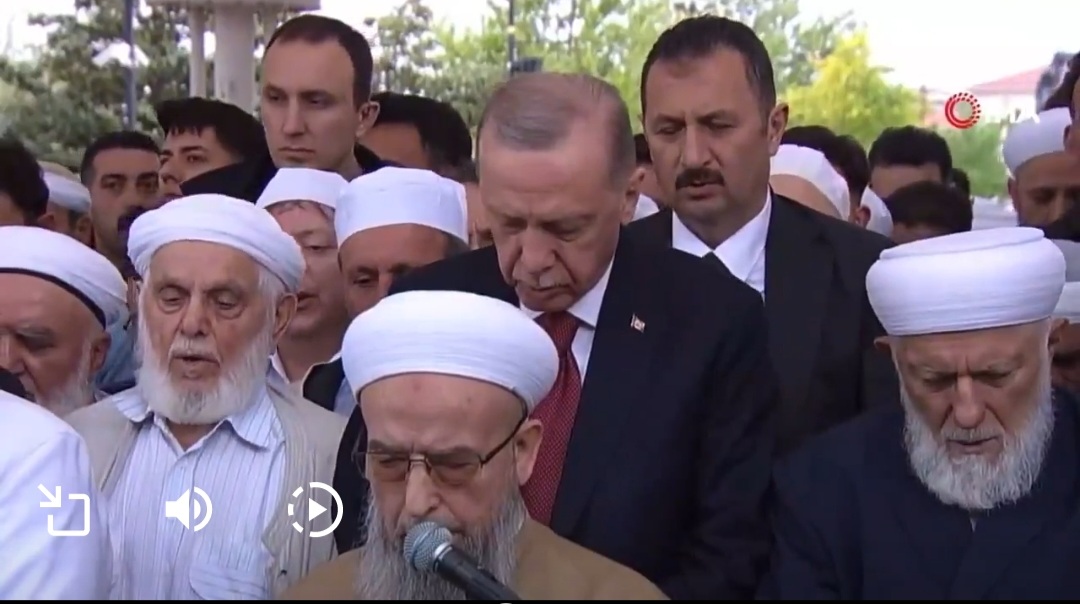 الرئيس التركي رجب طيب أردوغان يشارك بتشييع الشيخين عبدالمجيد الزنداني والتركي حسن أفندي شاهد بالفيديو 