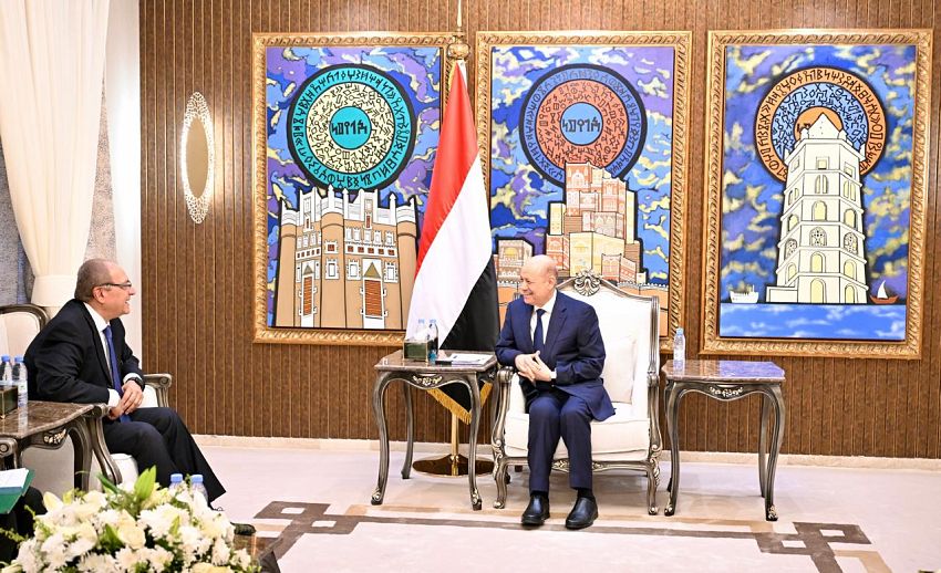 الرئيس العليمي رئيس مجلس مجلس القيادة الرئاسي اليمني يستقبل سفير جمهورية مصر العربية