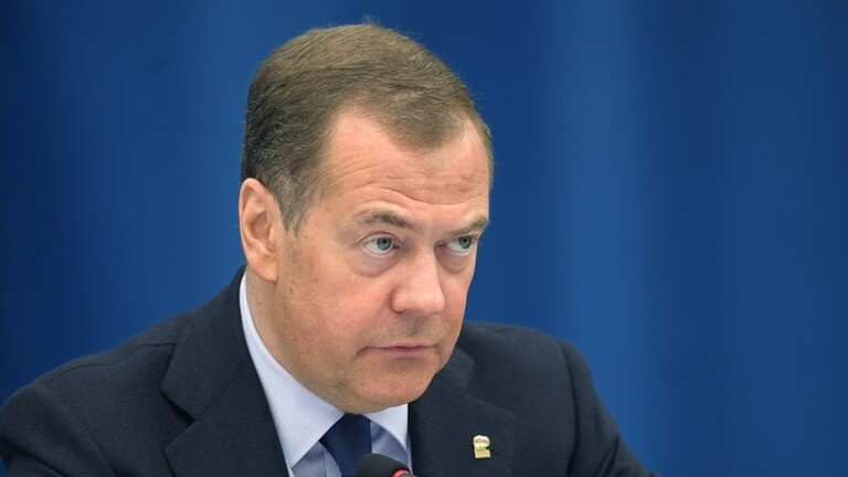 نائب رئيس مجلس الامن الروسي مدفيديف يدعو إلى إنشاء "منطقة عازلة" قرب حدود روسيا