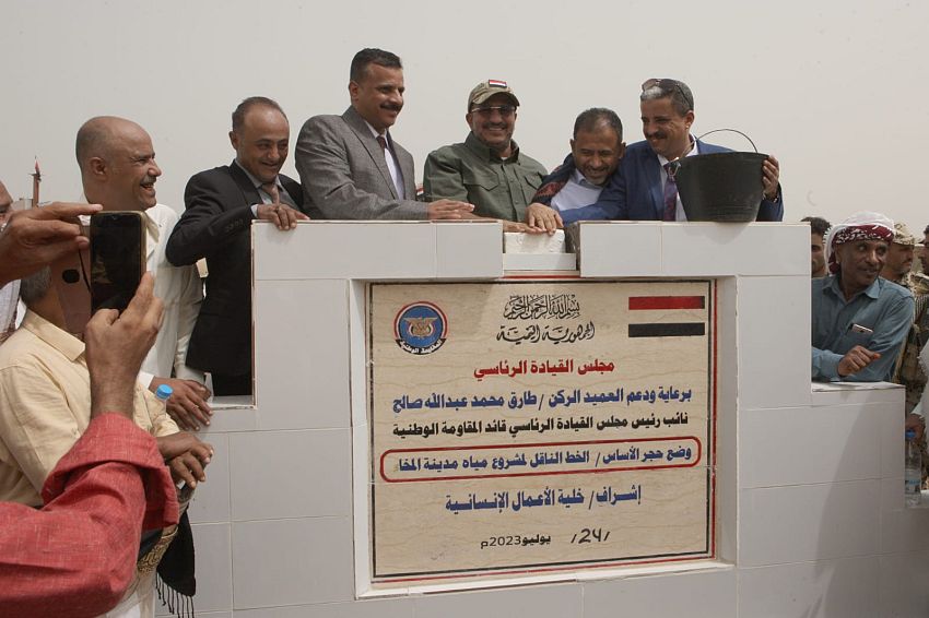 عضو مجلس القيادة الرئاسي العميد طارق صالح يضع حجر الاساس لمشروع نقل المياه العذبة لمدينة المخا