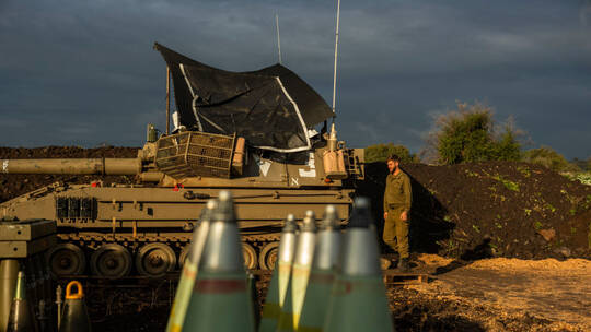 بلومبيرغ": إسرائيل تجهز قواتها لحرب شاملة مع "حزب الله"