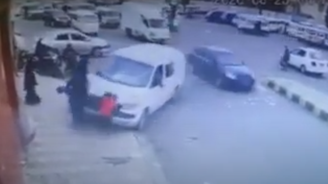 شاهد بالفيديو.. نجاة طفل ووالدته بأعجوبة من موت محقق في العاصمة صنعاء بعد دهس سيارة لهم